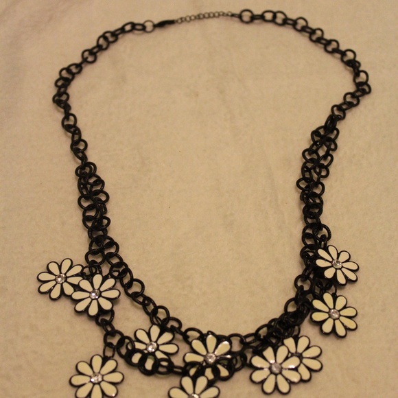 Free with any purchase. Flowered necklace - Picture 2 of 3